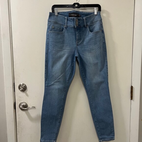 Torrid Premium Womens 3 Button Blue Medium Washd Skinny Jeans High Rise Size 10R - Picture 6 of 12